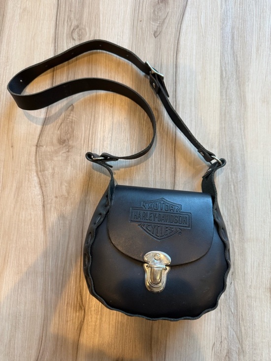 Harley-Davidson Handbags - Harley-Davidson Black Leather Saddle Crossbody Purse